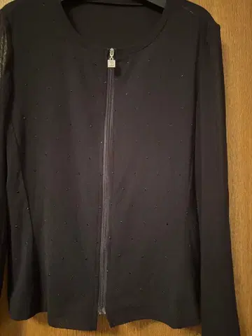 비즈 장식 지퍼 달린 블랙 가디건