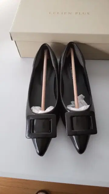 LEIEN PLUS 블랙 플랫슈즈 버클 포함