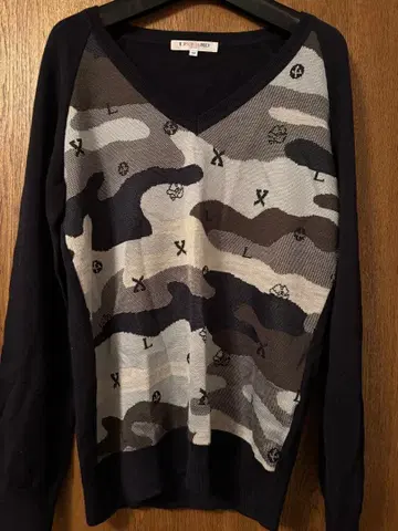 LEONARD 카모 패턴 V넥 긴팔 스웨터