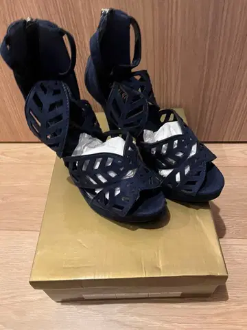 네이비 컷 아웃 디자인 하이힐 펌프스