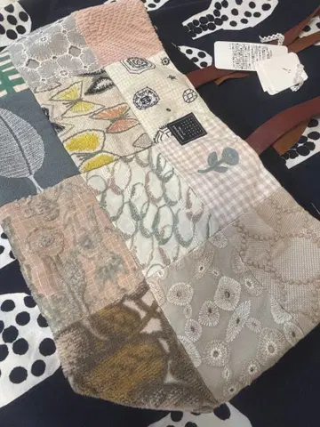 미나 페르호넨 피스백 피스토트 탬버린 아네모네