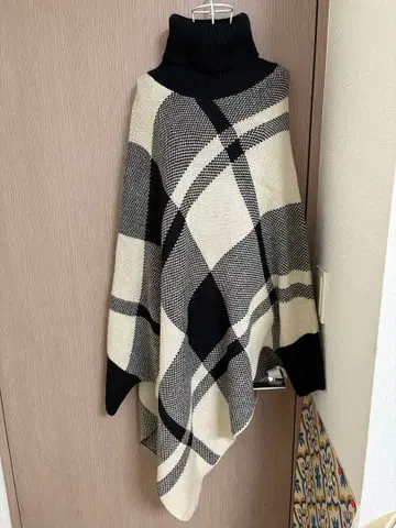 체크 무늬 비대칭 터틀넥 니트 스웨터