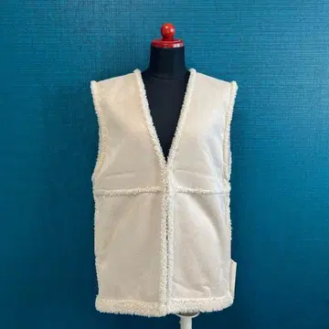 플리스 슬리브리스 베스트 크림색