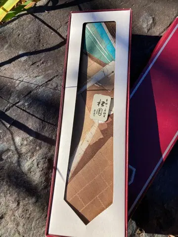 기하학 패턴 로우케츠 염색 브라운 계열 실크 넥타이 박스형