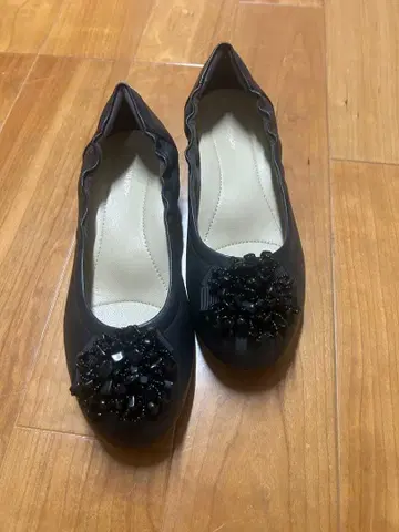 AKAISHI 아치 피터 펌프스 블랙