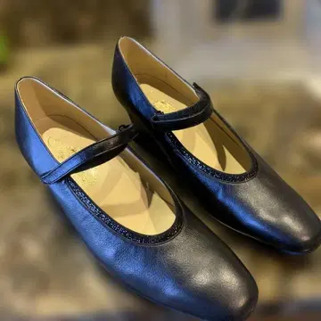 블랙 스트랩 가죽 펌프스