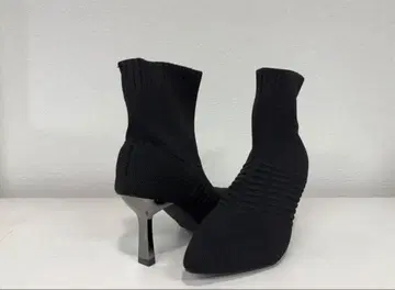 블랙 니트 힐 부츠 리브 디자인