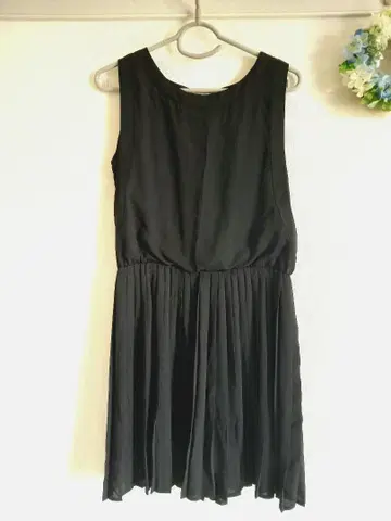 슬리브리스 블랙 무릎 기장 원피스 월드