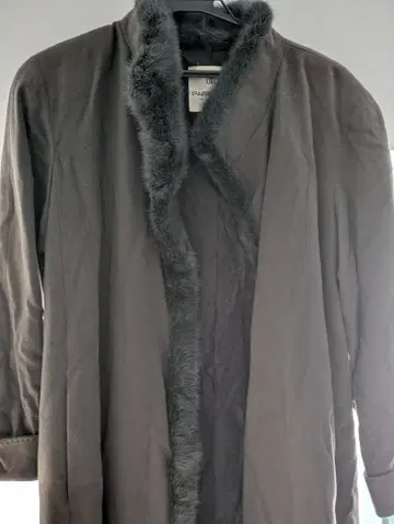 퍼 달린 블랙 롱 코트