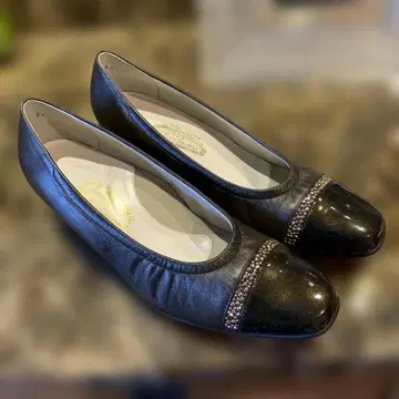 브라운 가죽 플랫 펌프스