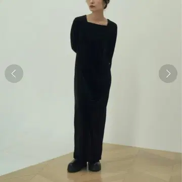 INSIIS 스퀘어넥 벨로아 원피스 블랙