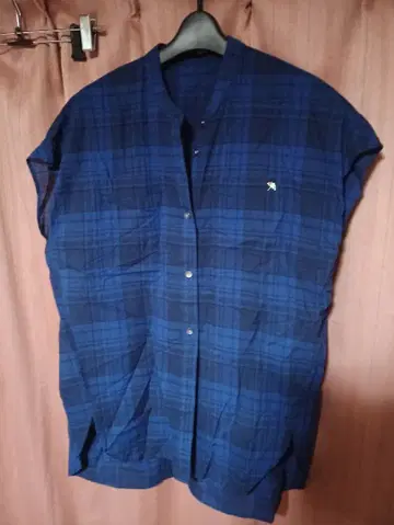 아놀드 파머 체크 무늬 슬리브리스 셔츠 레나운