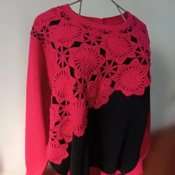 미사용, 레이스 편직 장식 빨간색과 블랙의 긴팔 니트