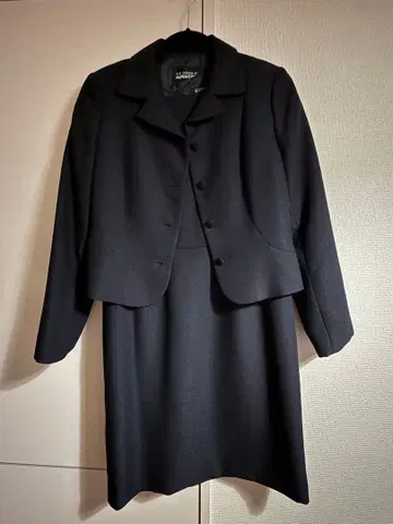 블랙 자켓과 원피스 세트