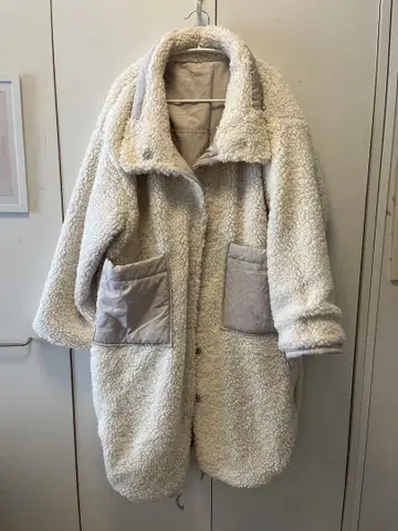 크림색 플리스 자켓