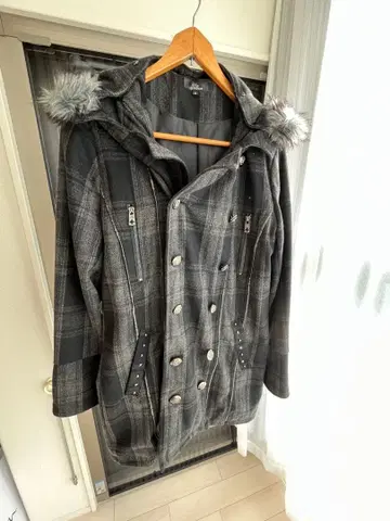 그레이 계열 체크 더플 코트