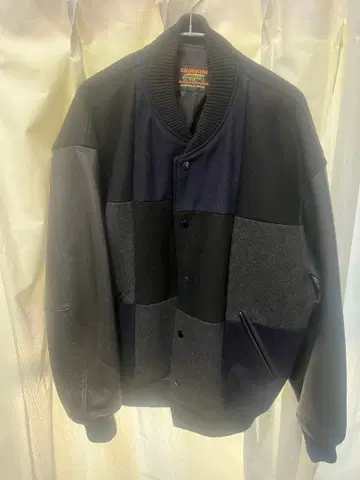 스쿠컴 몽키타임 패치워크 바시티 자켓