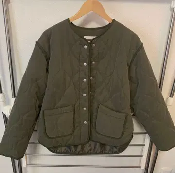 센스 오브 플레이스 퀼팅 숏코트 카키