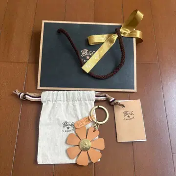 IL BISONTE 꽃 모양 가죽 키링