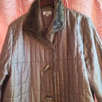 퍼가 달린 퀼팅 롱 코트