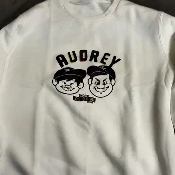 오드리 도쿄돔 트레이닝복 화이트 M 올나잇닛폰 맨투맨