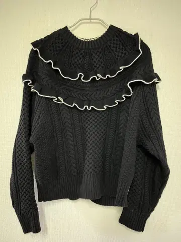 FURFUR 프릴 요크 케이블 스웨터