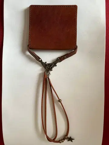 브라운 가죽 접이식 지갑 별 모양 참 포함