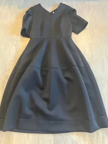 CELFORD 블랙 플레어 슬리브 원피스