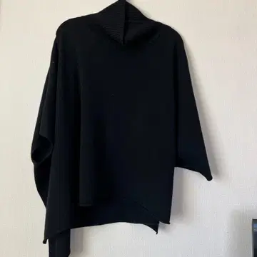 블랙 판초 스타일 하이넥 스웨터