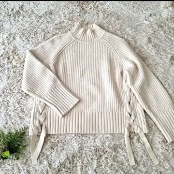 미라 오웬 화이트 니트 사이드 레이스업 터틀 니트