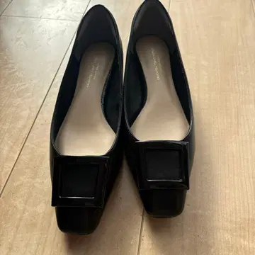 그린 레이블 블랙 펌프스