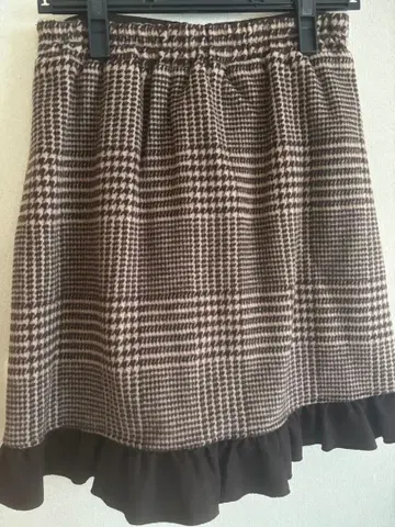 엑시즈팜 브라운 계열 체크 플레어 스커트