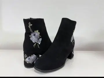 블랙 스웨이드 꽃무늬 자수 부츠 24.5cm