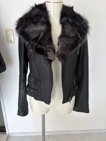 퍼가 달린 블랙 가죽 자켓