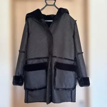 후드 부착 블랙 무스탕 코트