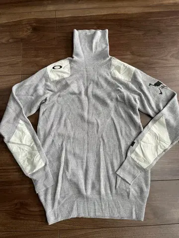 Oakley 그레이 하이넥 스웨터