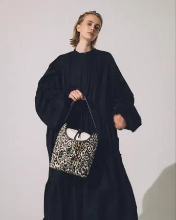 거의 미사용 [ AVACATION ] 레오파드 백