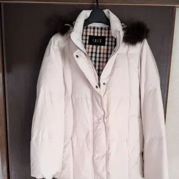 DAKS 퍼 달린 아이보리 다운 자켓 38