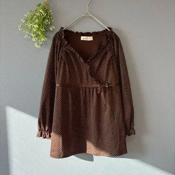 갤러리 비스콘티 [M] 고급 내추럴 도트 무늬 리본 7부 소매 블라우스