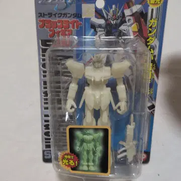 스트라이크 건담 블랙 라이트 피규어