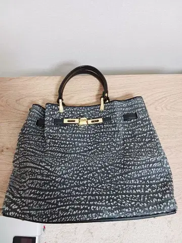 블랙 컬러 계열 핸드백 골드 금장 장식 포함