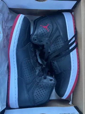 Jordan 블랙/레드 하이컷 스니커즈