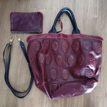 스컬 엠보싱 버건디 가죽 토트백