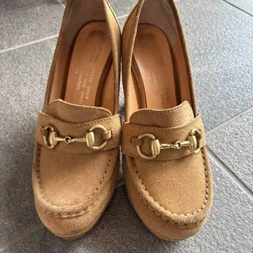 베이지 스웨이드 로퍼 스타일 힐