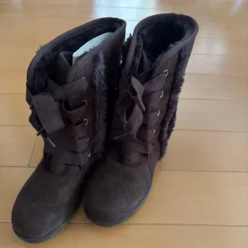 다크 브라운 퍼 달린 어그 부츠