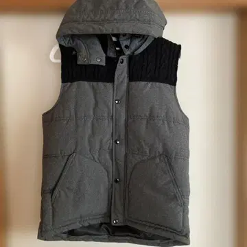후드 부착 그레이 다운 베스트