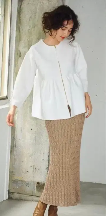 화이트 페플럼 상의 긴팔