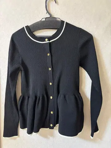 시착만 한 상품 리브 편직 블랙 페플럼 긴팔 가디건 M