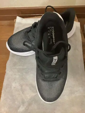 Under Armour 블랙 스니커즈 24cm