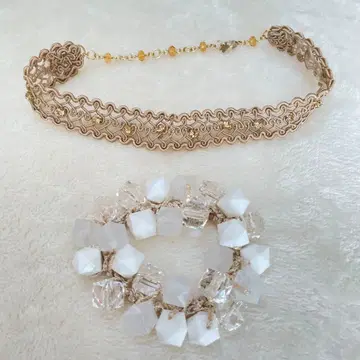 골드 목걸이와 크리스탈 팔찌 세트